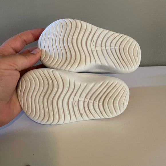 Nike Toddler Black and Red Shoes. Size 5 - Picture 6 of 11